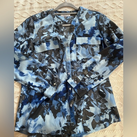 Calvin Klein Blue & Black Abstract Floral Button Down Women’s size medium - Picture 12 of 16
